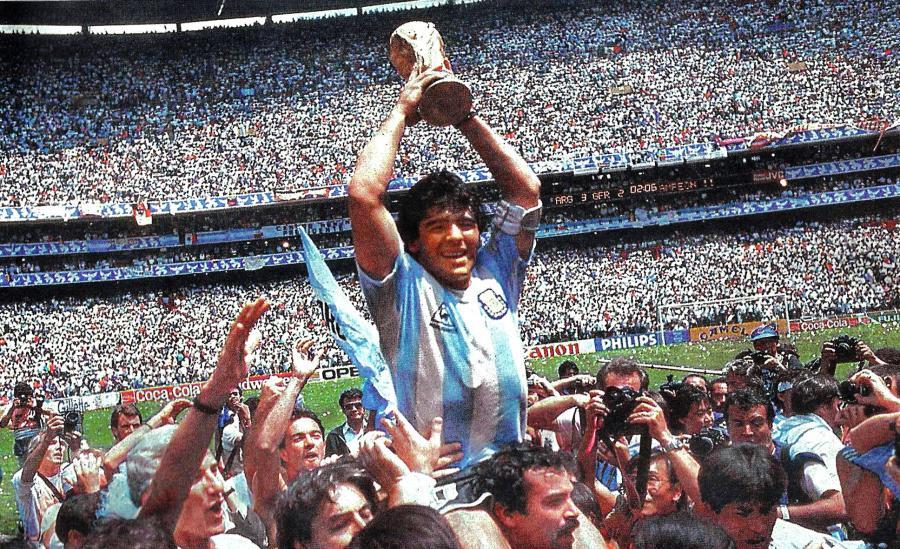 I 1986 første Diego Maradona Argentina til en sejr ved verdensmesterskaberne fodbold i Mexico. Danmark deltog for første gang i historien ved samme slutrunde.