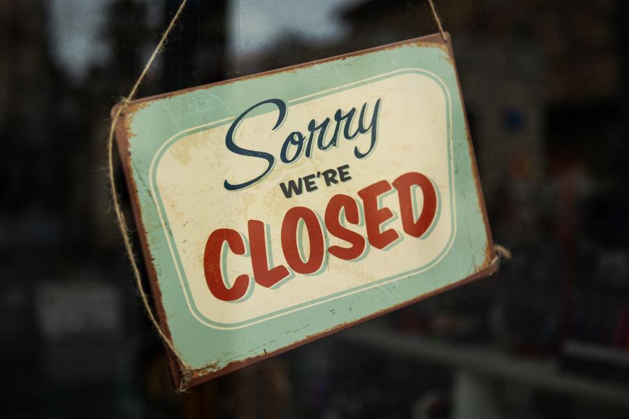 Skilt med teksten "sorry we're closed"